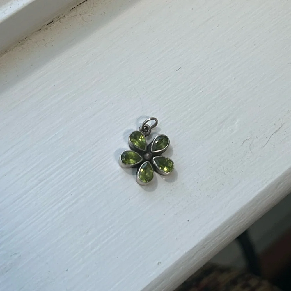 Sterling silver & peridot flower pendant - Picture 3 of 4